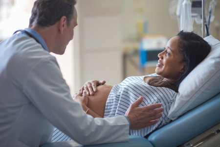 obstetricien-femme-enceinte-table-examen