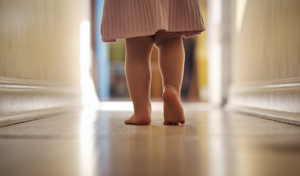 enfant-pieds-couloir-lumineux