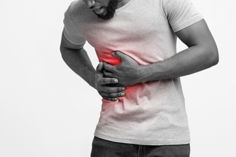 Douleurs sous Côtes Droite : 9 Causes et Que Faire ?