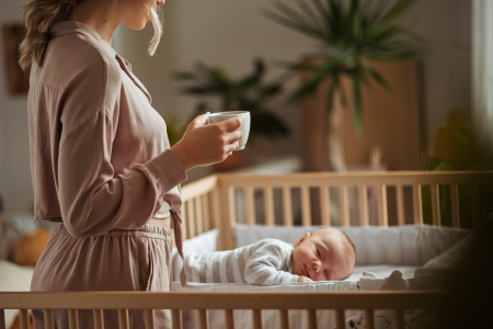 mere-tasse-cafe-bebe-berceau
