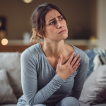 Douleur Poitrine Règle ou Grossesse : Comment les Différencier ?